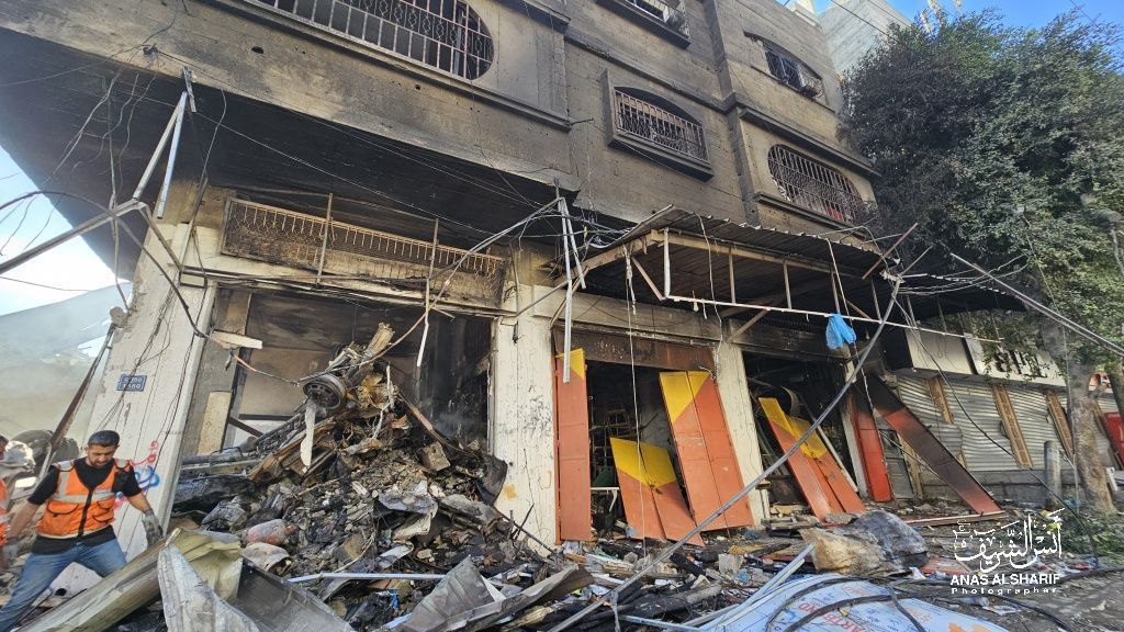 من آثار الدمار جراء استهداف طائرات الاحتلال منزلاً مأهولاً لعائلة نوفل في مخيم جباليا شمال غزة